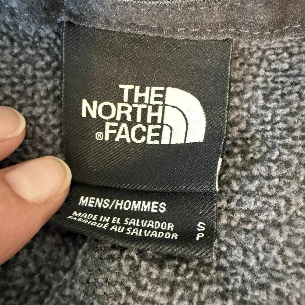 The North Face Men's 1/4 Zip Pullover, long sleeves with fleece lining Size SP